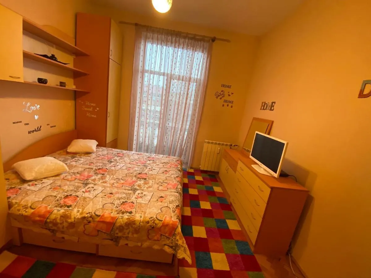 Fantastic 2 Bedroom Apartment - Top Center location